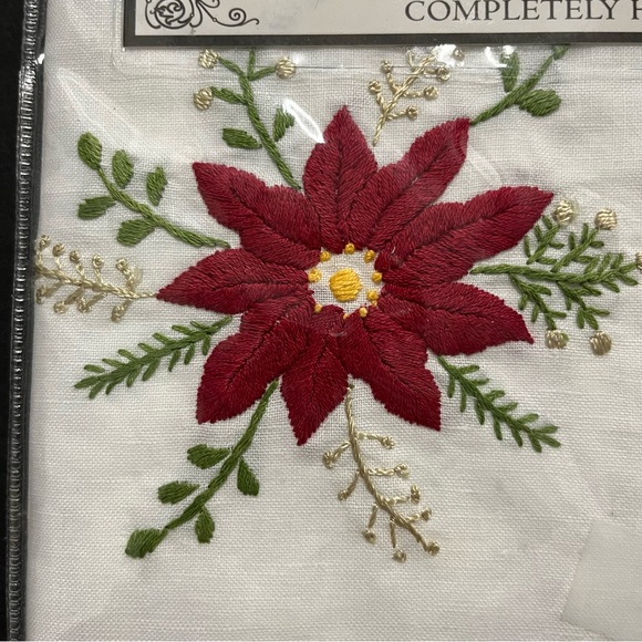 Christmas Poinsetta Guest Towels Set Of 2 Linen Blend 14” x 20” Embroidered NIP - Picture 3 of 7